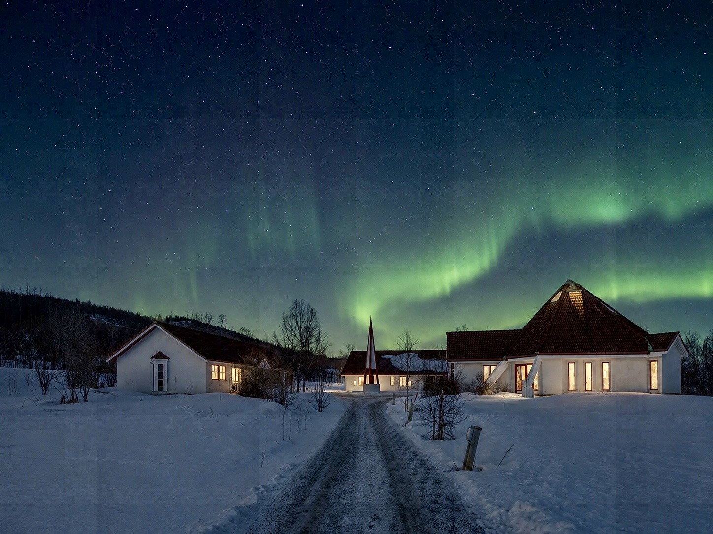 Winter northern lights above the guesthouse at Trøsen 47